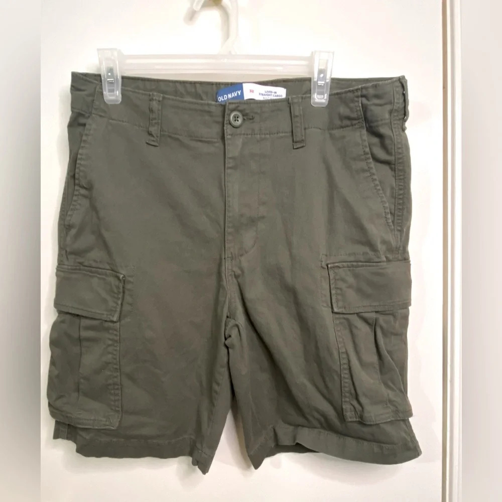 Old Navy Green Cargo Shorts. Size 32.